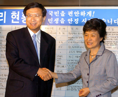 열린우리당 신기남 의장(왼쪽)이 21일 취임인사차 한나라당 천막당사를 방문해 박근혜 대표와 악수를 나누고 있다. 신 의장은 이날 “박 대표와 저는 동갑내기이고 학번도 같다”며 협력과 상생의 정치를 다짐했다. 서영수기자 kuki@donga.com