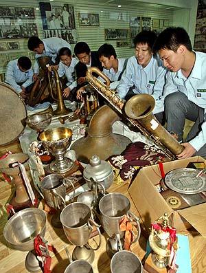 경복기념관 개관식을 하루 앞둔 21일 경복고생들이 동문 선배들이 기증한 트로피, 악기, 상장 등을 정리하고 있다.김동주기자 zoo@donga.com