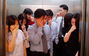 날씨가 더워지면 몸 냄새 때문에 괴로운 사람들이 많다. 평소 몸을 자주 씻는 등 청결을 유지하되 심하면 연고를 바르거나 병원에서 땀샘을 제거하도록 한다.동아일보 자료사진