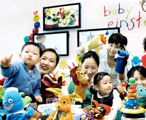 비디오에 나온 동물인형을 가지고 놀고 있는 엄마와 아이들. 최근 부모와 자녀의 상호작용을 돕는 비디오들이 많이 나왔다. 사진제공  베이비 아인슈타인