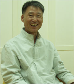 서봉수 9단은 어린이들이 쉽게 바둑을 배울 수 있게 7줄짜리 바둑판을 만들어 보급할 계획도 갖고 있다. 군포=서정보기자