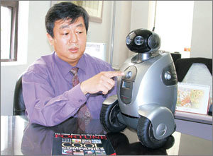 모스트아이텍 박상훈 사장이 휴대전화와 인터넷으로 제어할 수 있는 로봇의 움직임 감지 센서를 가리키며 기능에 대해 설명하고 있다. 사진제공 모스트아이텍