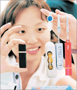 출장이 잦은 직장인이나 대학생들에게 플래시메모리가 필수품으로 자리잡고 있다. 한 고객이 서울 광진구 구의동 테크노마트 매장에서 플래시메모리 제품을 고르고 있다. 사진제공 테크노마트