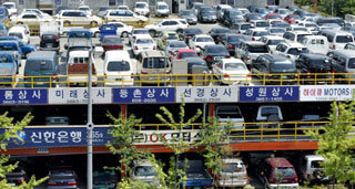 23일 서울 강서구 가양동의 서서울자동차매매시장에 빼곡히 들어서 있는 중고자동차들. 최근 경기불황으로 중고차 거래가 매우 위축됐다.-김미옥기자