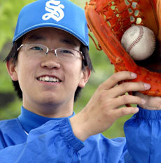 서울대 야구부 박찬호투수는 미국 메이저리거 박찬호 선수(텍사스 레인저스)와 동명이인이라 ‘서울대 특급’으로 불린다.-김미옥기자