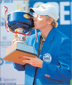 사이먼 예이츠(스코틀랜드)가 23일 SK텔레콤 오픈 우승컵에 입을 맞추고 있다. 2001년 이 대회를 비롯해 아시아프로골프(APGA)에서 8차례나 준우승해 ‘준우승전문’이라는 별명을 얻었던 예이츠는 95사바 마스터즈 대회이후 9년만에 APGA투어 정상에 올랐다. 이천=연합