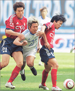 “고종수 살려”23일 서울월드컵경기장에서 열린 프로축구 K리그 FC서울- 수원삼성의 경기. 수원의 고종수(가운데)가 서울 박요셉(왼쪽) 최원권의 겹수비에 막혀 넘어지고 있다. 일본 J리그에서 뛰다 올 시즌 수원에 복귀한 고종수는 이날 첫 선발 출장했지만 공격 포인트를 기록하지 못했다. 뉴시스