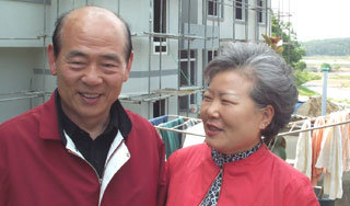 전 재산을 털어 요양원을 짓고 있는 전 대전중부경찰서장 최복영씨(64) 부부. 내달 부여 성심원이 문을 연다.-부여=이기진기자