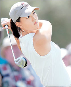 “웰컴, 미셸”3월 시즌 첫 메이저대회인 나비스코챔피언십 첫 라운드 7번홀에서 호쾌한 티샷을 날리고 있는 미셸 위. 이 대회에서 세계적인 프로들을 제치고 단독 4위를 차지한 그는 7월 1일 개막되는 US여자오픈에 사상 첫 아마추어 예선면제 선수로 출전한다. AP 자료사진