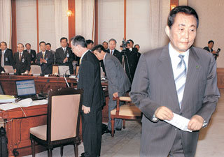 고건 국무총리가 25일 청와대에서 열린 국무회의에서 퇴임사를 한 뒤 국무회의장을 빠져나오고 있다. 바로 뒤편에 노무현 대통령과 이헌재 국무총리권한대행이 고개를 숙인 채 일어서 있다.-박경모기자