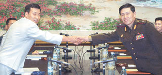 26일 북한 금강산초대소에서 사상 첫 남북장성급회담이 열렸으나 서해상의 우발적인 분쟁 방지 대책에 관한 합의안 도출에는 실패했다. 각각 남측과 북측 수석대표인 박정화 합동참모본부 작전차장(왼쪽)과 안익산 인민무력부 정책국장이 회담 시작 전 악수를 하고 있다.-금강산=사진공동취재단