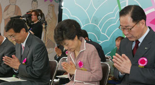 여야 지도부가 26일 부처님오신날을 맞아 일제히 서울 종로구 견지동 조계사를 찾았다. 왼쪽부터 열린우리당 신기남 의장, 한나라당 박근혜 대표, 민주노동당 권영길 대표.-김경제기자