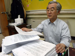 26일 전교조 교사들에 대한 사면에 반대하며 단식에 들어간 서울 대영고 이상진 교장이 전국의 교장들이 보내온 탄원서들을 훑어보고 있다. 박주일기자