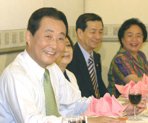 퇴임후 시민사회로의 복귀의 의미로 27일 오후 중구 정동 세실레스토랑에서 고건전국무총리가  17개 시민사회단체 대표들과 오찬을 나누고 있다.    원대연기자 yeon72@donga.com