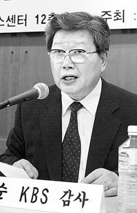 강동순 KBS 감사는 이날 포럼에서 “KBS가 사회 통합이라는 공영방송의 역할을 포기하고 당파적 보도를 하고 있다”고 지적했다.