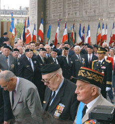 26일 파리의 개선문에서 프랑스 노병들이 참석한 가운데 한국전 참전 기념동판 제막식이 거행됐다.-파리=박제균특파원