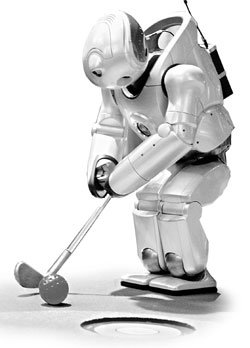 사람처럼 걷고 행동하는 것에 초점을 맞춘 일본의 로봇 ‘큐리오’가 스스로 공을 찾아 골프를 하는 모습. 동아일보 자료사진
