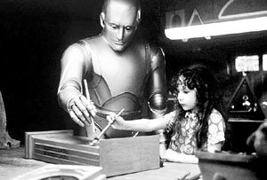 영화 ‘바이센테니얼맨’에서 로봇이 인간과 함께 작은 가구를 만들고 있다. 동아일보 자료사진