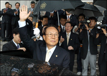 박관용국회의장이 28일 오후 환송식을 마친 뒤 국회의사당을 나서며 환송하는 직원들에게 손을 흔들고 있다.[연합]