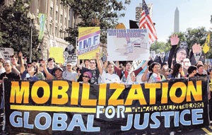 세계화’에 반대하는 시위 군중들. 저자 그레그 팔라스트는 IMF의 내부문서와 세계은행 내부 인사들의 증언을 통해 국제금융기관들이 벌이는 원조계획은 사실 ‘민생을 퇴보시키는 재정적 쿠데타’라고 주장한다. 동아일보 자료사진