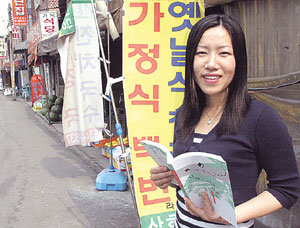 작가 이명랑씨. 신작 ‘나의 이복형제들’은 “진짜로 살아있는 것, 길들여지지 않고 자연 그대로인 것”으로 살아가려는 소녀 이영원의 삶을 그렸다. 이영원은 힘없는 이웃들의 구원을 통해 이 같은 소원을 이뤄 나가려고 한다.김경제기자 kjk5873@donga.com