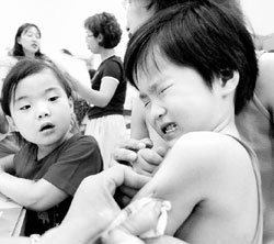 백신을 맞힐 때는 아이의 건강상태를 살핀 뒤 오전에 접종하는 게 좋다.동아일보 자료사진