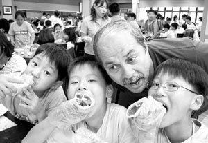 국내 어학연수에 참가한 어린이들이 멕시코 민속음식인 버리토를 먹으며 외국인 강사와 즐거운 시간을 보내고 있다.사진제공 캠프코리아