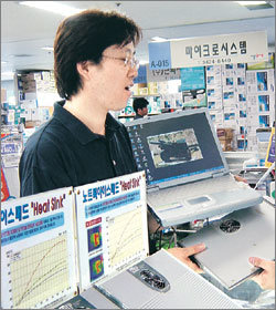 노트북용 방열제품 매장. 한 고객이 방열제품에 대한 설명을 듣고 있다. 사진제공 테크노마트