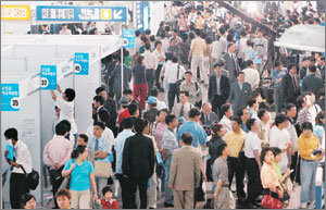 내 일자리는 어디에…30일 경기 광명시 일직동 고속철도 광명역사에서 열린 ‘수도권 채용 박람회’에 2500명이 넘는 구직자들이 몰렸다. 서울시 인천시 경기도가 공동으로 주최한 이날 박람회에서는 대기업과 중소기업 등 100여 업체가 참가해 모두 1100여명을 채용하기로 했다. 변영욱기자