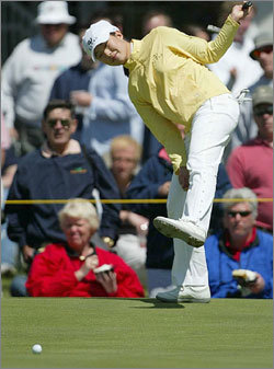 3라운드 18번홀에서 버디 퍼트를 놓친 뒤 아쉬워하는 안시현. 사진제공=코오롱엘로드