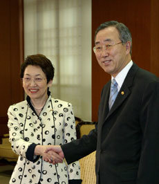 반기문 외교통상부 장관(오른쪽)이 29일 서울 외교통상부 청사 접견실에서 가와구치 요리코 일본 외상을 맞고 있다. 한일 외무장관은 이날 고이즈미 준이치로 일본 총리의 최근 방북 결과 등에 관해 논의했다.-연합