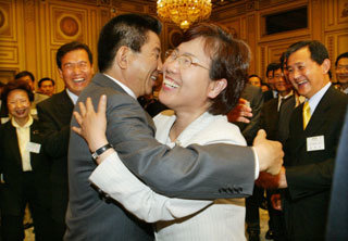 노무현 대통령은 29일 청와대 영빈관에서 열린우리당 17대 국회의원 당선자와 중앙위원들을 초청해 만찬을 함께 하며 격려했다. 노 대통령이 만찬에 앞서 이미경 당선자와 축하 포옹을 하고 있다.-연합