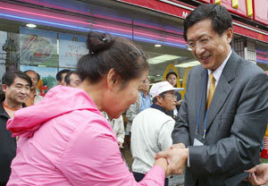 열린우리당 신기남 의장(오른쪽)이 30일 오후 경남 밀양시를 찾아 경남지사 보궐선거에 나선 열린우리당 후보 지원유세를 폈다.-김경제기자