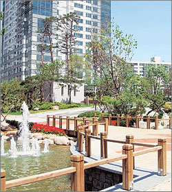 대지 절반이 조경공간초고가 아파트인 서울 강남구 삼성동 아이파크의 입주가 외부인들의 통제 속에 지난달 29일부터 시작됐다. 고층아파트 3개 동이 정원과 연못, 실개천에 둘러싸여 있다. 조인직기자