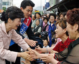 한나라당 박근혜 대표(왼쪽)는 31일 경남 사천시 선구동 중앙시장에서 한나라당 경남지사 후보에 대한 지원유세를 갖고 지지를 호소했다. 박 대표는 이 자리에서 “나라경제가 어려운데 노무현 대통령과 여당 의원들은 청와대에서 음주가무나 즐기고 있다”고 비난했다.-서영수기자