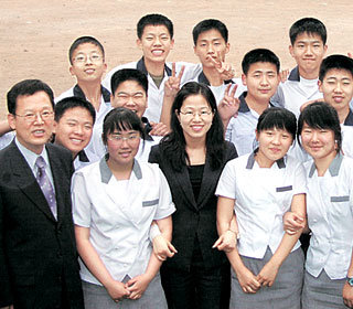 화산중 3학년들이 일본 여행을 앞두고 교정에서 기쁨을 감추지 못하고 있다. 앞줄 맨왼쪽이 오수현 교장.-영천=이권효기자