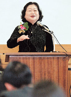 31일 한국외국어대에서 베트남어과 학생들을 상대로 강연하고 있는 즈엉 미 화 베트남 국가 부주석.-박주일기자