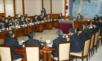 31일 청와대에서 열린 노사정 토론회에 참석한 노사 대표들은 각종 노동관계 현안의 해법을 놓고 신경전을 벌였다. 노무현 대통령이 이날 토론회에 앞서 노사 대표들에게 인사말을 하고 있다.-연합