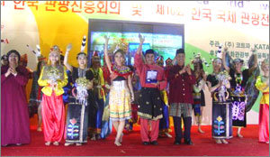 지난해 한국국제관광전(KOTFA)에 참가해 공연을 펼친 각국의 민속공연단. 올해(3∼6일 코엑스)도 볼 수 있다. 사진제공 (주)코트파