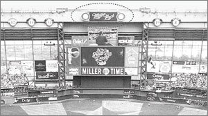 요즘 스포츠 경기장은 기업들의 광고판. 맥주 회사인 밀러브루잉은 미국프로야구 밀워키 브루어스 구단에 매년 200만달러를 지급하는 조건으로 홈구장에 ‘밀러 파크’(점선부분)라는 이름을 붙였다. 밀워키〓AFP 연합
