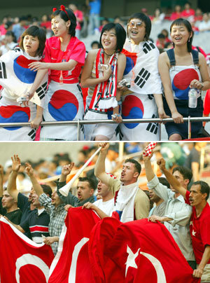 한국-터키전에서 한국응원단(위)과 터키응원단(아래)이 열띤 응원전을 펼치고 있다.[연합]