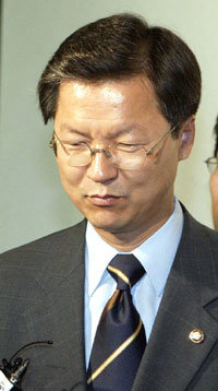 열린우리당 천정배 원내대표는 3일 기자들을 만나 “(주공 아파트의) 분양원가를 공개하겠다는 총선 공약을 지킬 것이다”고 다짐했다. 천 원내대표가 이날 이상수 전 의원의 항소심 결심공판을 지켜보기 위해 서울고법 법정으로 들어가고 있다.-연합