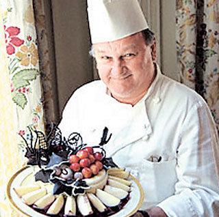 25년 동안 미국 백악관 주방에서 일해 온 롤랜드 메스니어 디저트 담당 주방장이 폴란드 국빈을 위해 특별히 만든 디저트를 자랑하고 있다.-사진제공 워싱턴 포스트