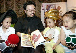 서울 홍익대 앞에 있는 ‘알렉산더 매직바’에서 마술사에게 마술을 배우고 있는 어린이들. 아이들은 고무줄과 빨간공, 카드를 이용한 마술을 통해 친구들과 친해지는 방법을 터득한다.-김미옥기자