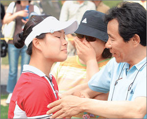 “아빠, 제가 해냈어요”폐암 투병 중인 아버지 김주영씨(오른쪽)에게 프로 첫 우승의 기쁨을 선사한 ‘신예’ 김소희(왼쪽)가 우승을 확정지은 후 울먹이며 아버지 품에 안기고 있다. 가운데는 어머니 서인순씨. 용인=박경모기자