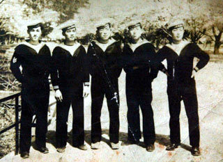1950년 4월 벚꽃이 만발한 경남 진해시 해군항해학교 정문 앞에서 박관모(왼쪽에서 두번째) 이석화씨(오른쪽)가 동료 생도들과 함께 제복을 입고 찍은 사진. -사진제공 이석화씨