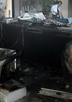 4일 오후 30대 남자가 터뜨린 휘발유통으로 불이 난 강원 강릉시 금학동 국민은행 강릉중앙지점 1층 객장. [강릉=연합]