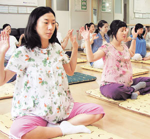 임신 비만은 산후비만으로 이어질 확률이 높다. 임산부들이 태교를 겸한 체조를 하고 있다. 사진제공 강남차병원