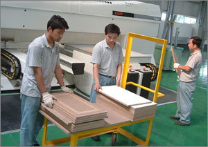 부엌가구업체 에넥스의 중국랑팡 공장에서 근로자들이 작업을 하고 있다. 에넥스는 이 공장을 거점으로 본격적인 중국시장 공략에 나선다. 랑팡=정재윤기자