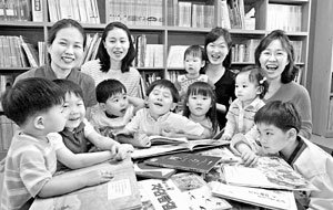 자녀와 함께 책을 읽는 엄마들. 왼쪽부터 송시내, 윤옥형, 윤성아, 이경하씨(엄마들만). 권주훈기자 kjh@donga.com